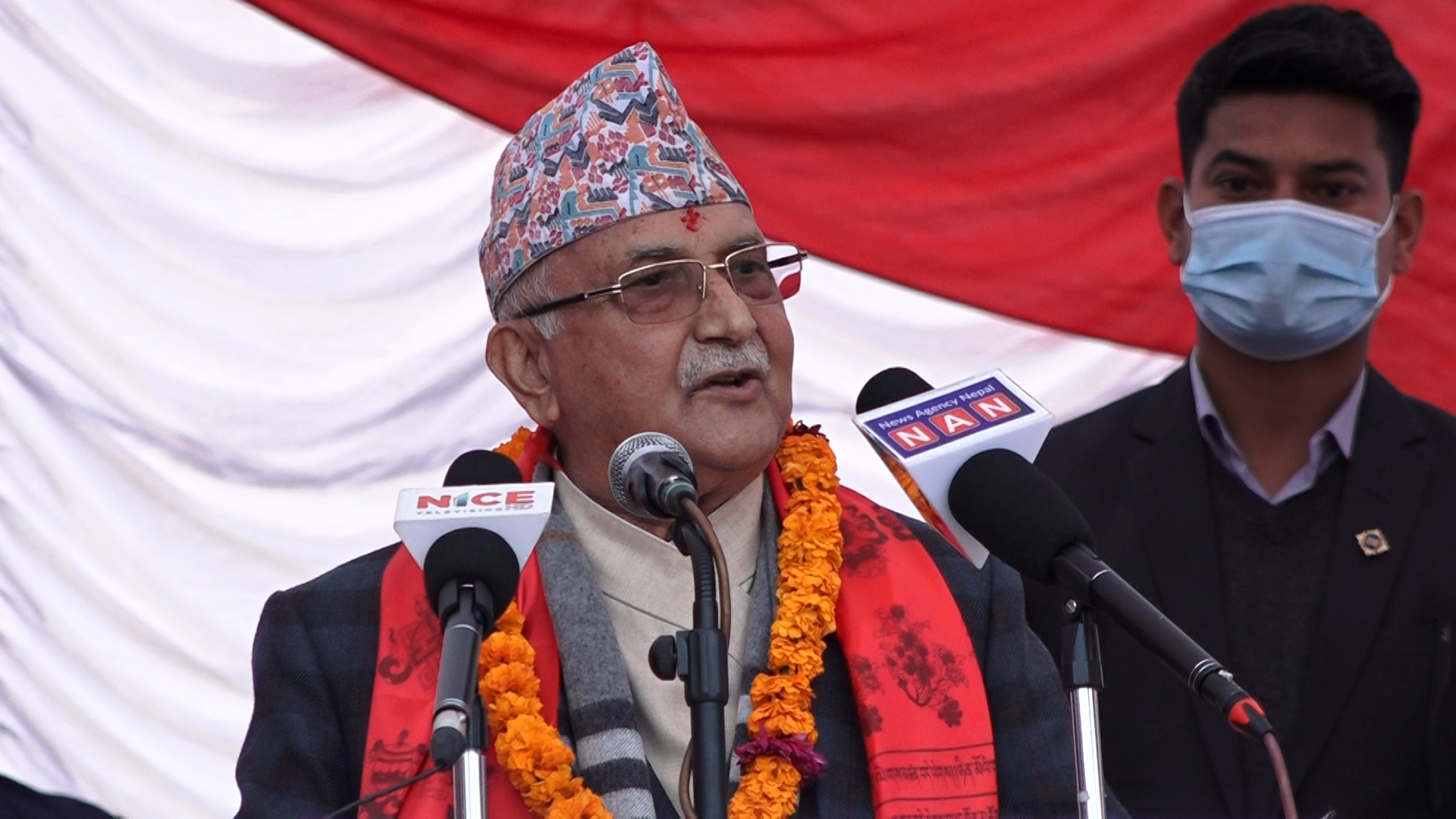 बतासमाथि ओलीको टिप्पणी :  सरकारी संरक्षणमा भएको भ्रष्टाचार ढाकछोप गर्न केपीको ज्वाइँ भनिरहेछन्